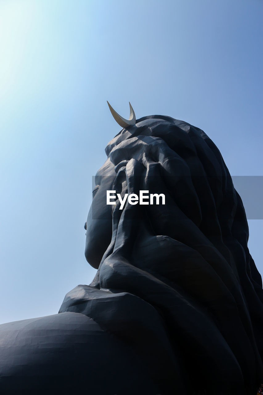 LOW ANGLE VIEW OF STATUE AGAINST CLEAR SKY