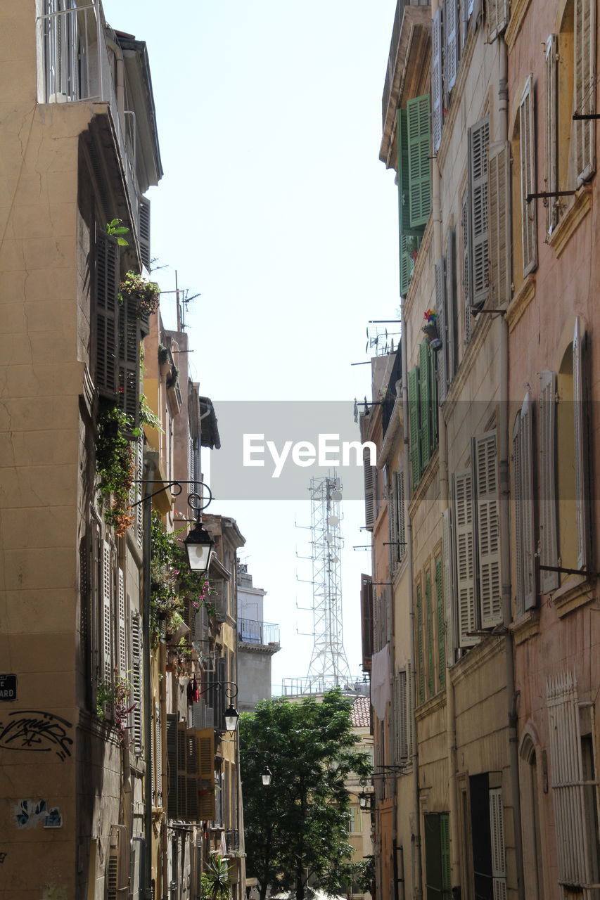 LOW ANGLE VIEW OF BUILDINGS IN CITY