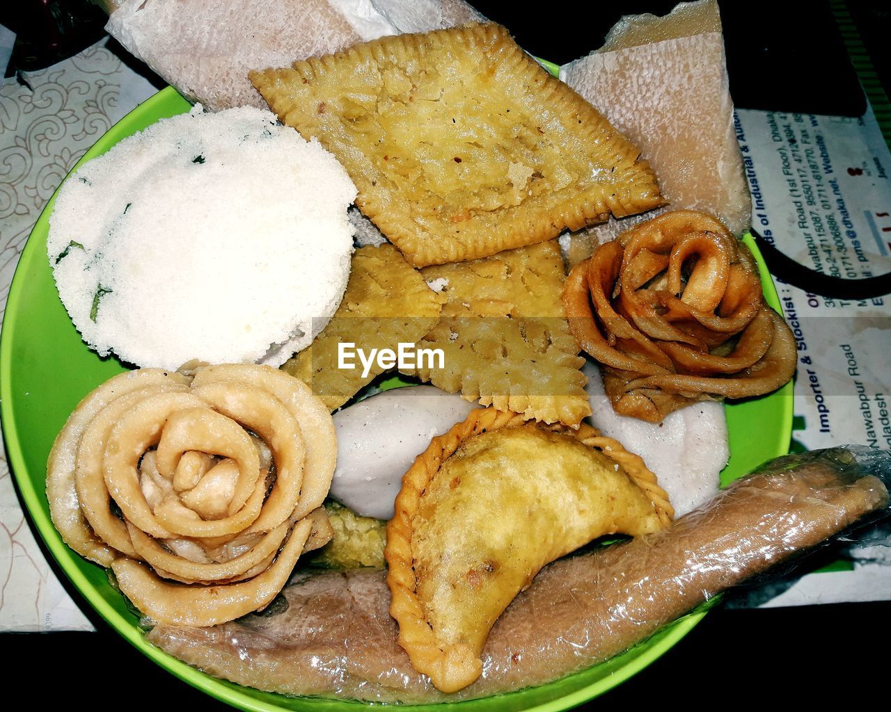 CLOSE-UP OF MEAT AND BREAD IN PLATE