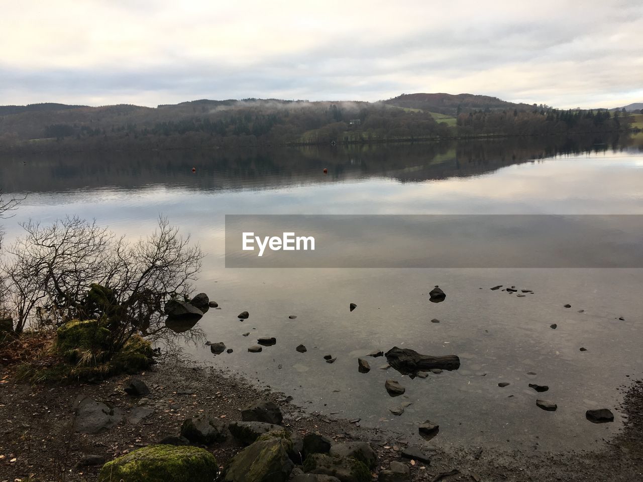 SCENIC VIEW OF LAKE BY MOUNTAIN AGAINST SKY