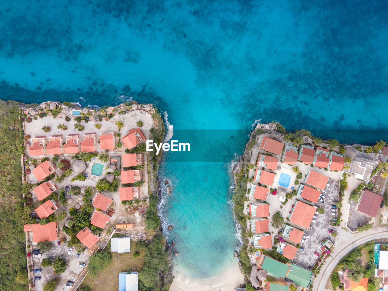 HIGH ANGLE VIEW OF BUILDINGS ON THE SHORE