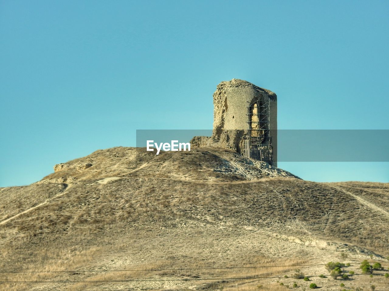 LOW ANGLE VIEW OF HISTORICAL BUILDING AGAINST CLEAR SKY