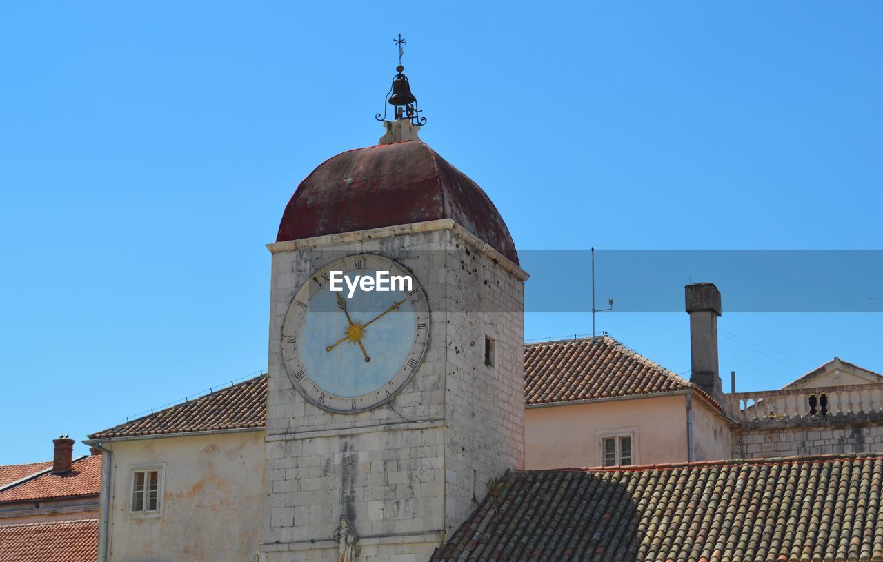 LOW ANGLE VIEW OF CLOCK TOWER AGAINST CLEAR SKY