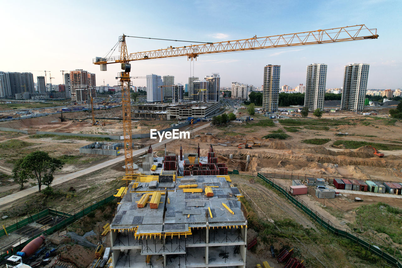 HIGH ANGLE VIEW OF CITYSCAPE AGAINST SKY