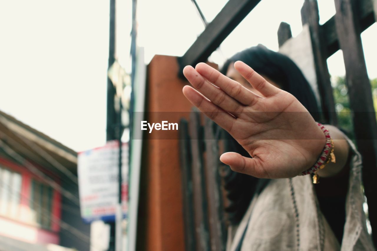 CLOSE-UP OF PERSON HAND HOLDING LEAF