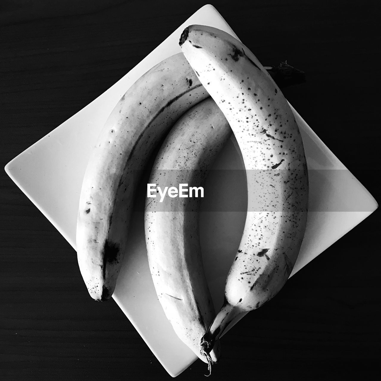 Directly above shot of bananas in plate on table