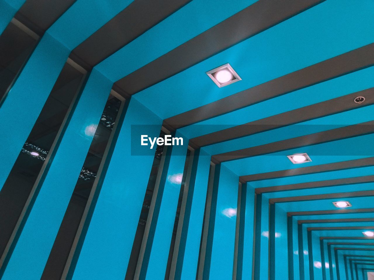 LOW ANGLE VIEW OF ILLUMINATED CEILING IN BUILDING
