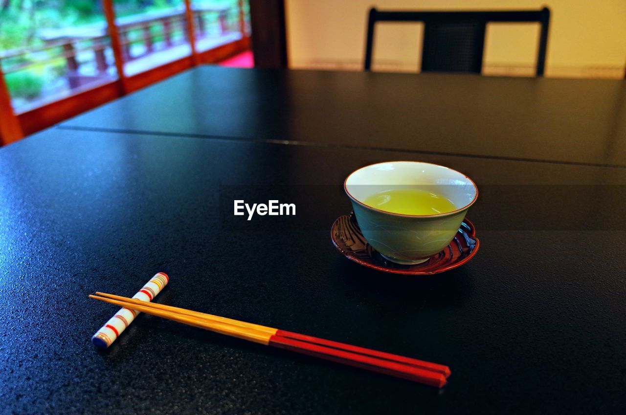 HIGH ANGLE VIEW OF COFFEE AND DRINK ON TABLE