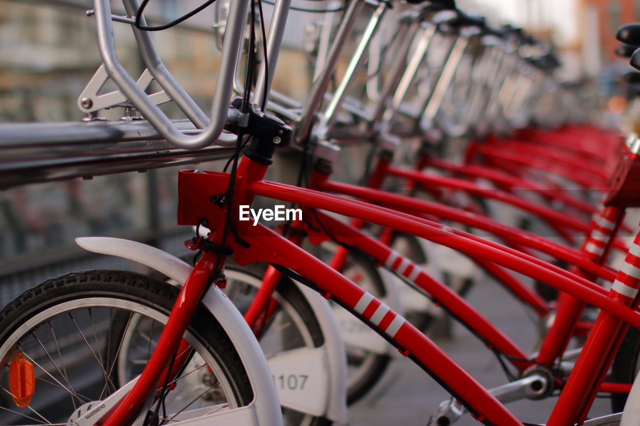 CLOSE-UP OF BICYCLE WHEEL