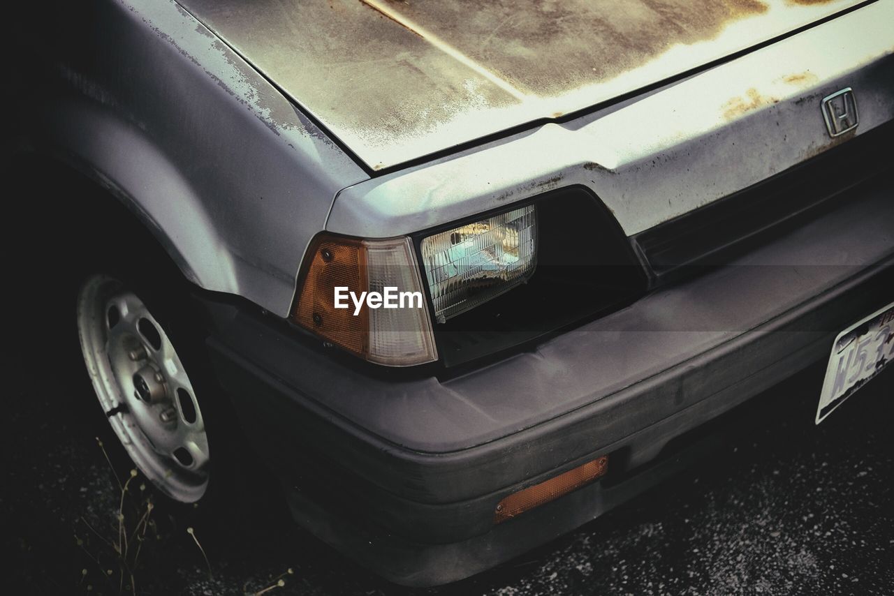 REFLECTION OF CAR ON SIDE-VIEW MIRROR