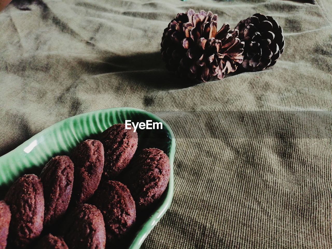 HIGH ANGLE VIEW OF DESSERT ON BED