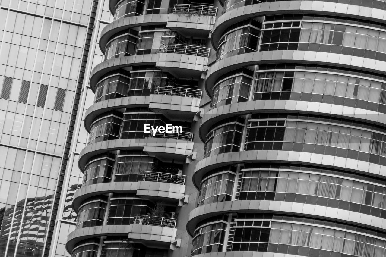 LOW ANGLE VIEW OF MODERN BUILDING IN CITY AGAINST SKY