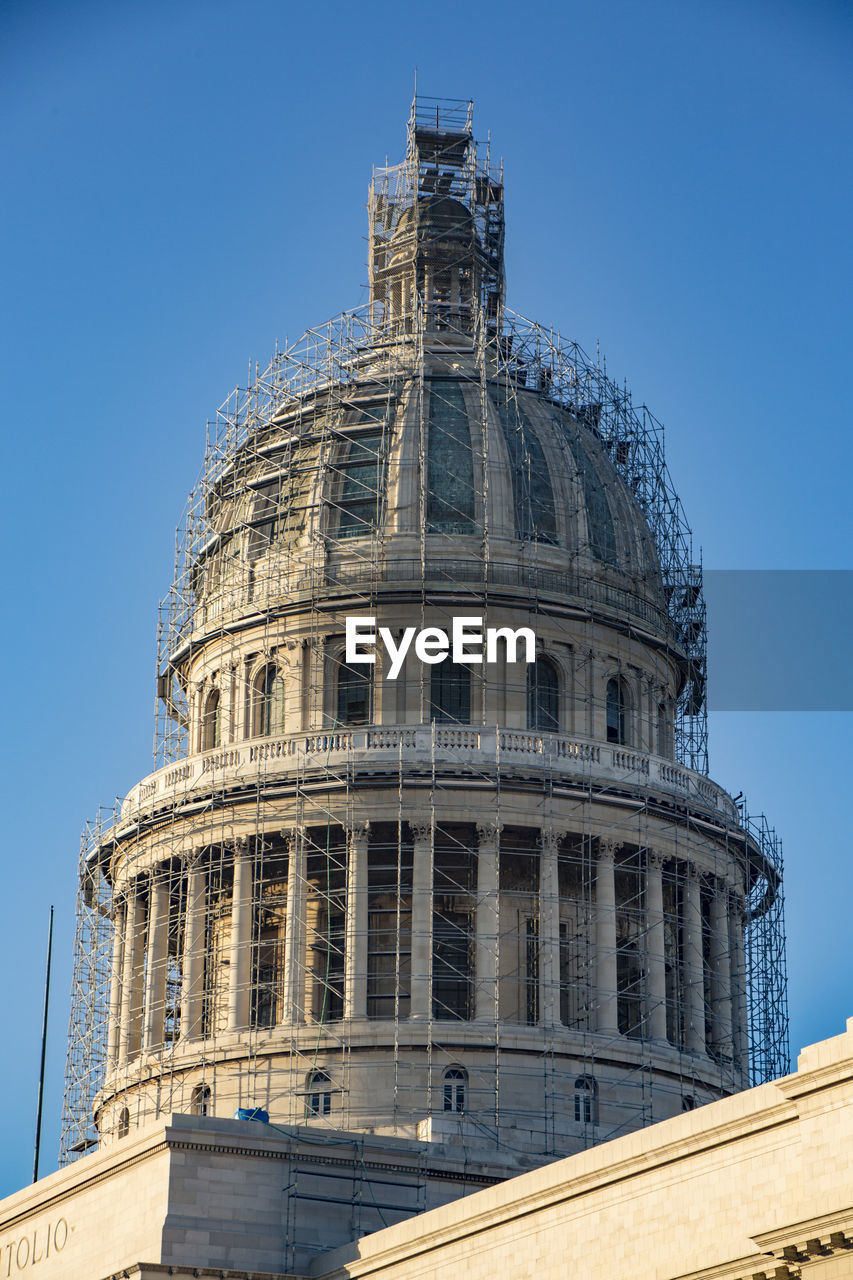 LOW ANGLE VIEW OF HISTORICAL BUILDING AGAINST BLUE SKY