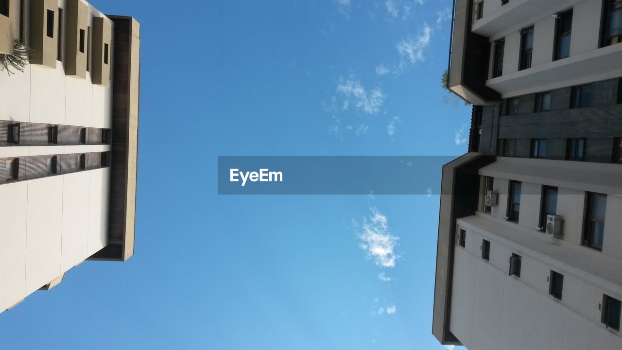 LOW ANGLE VIEW OF MODERN BUILDING AGAINST SKY