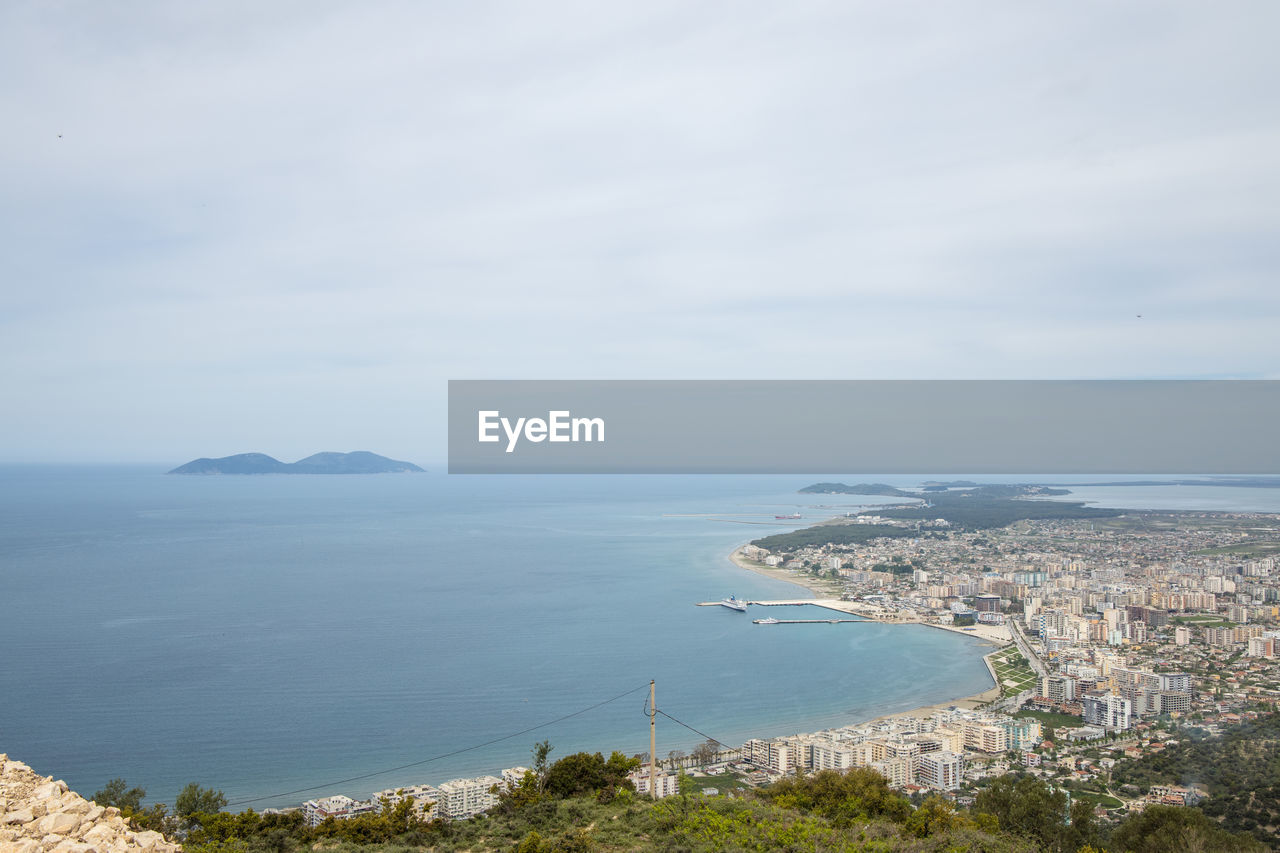 HIGH ANGLE VIEW OF BAY AND SEA AGAINST SKY