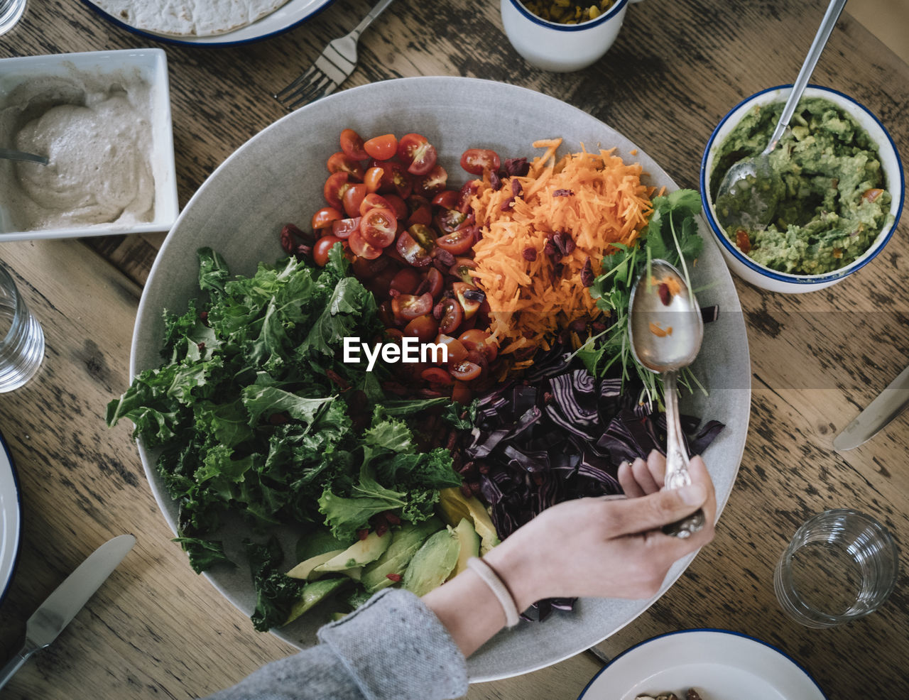 HIGH ANGLE VIEW OF FOOD IN BOWL