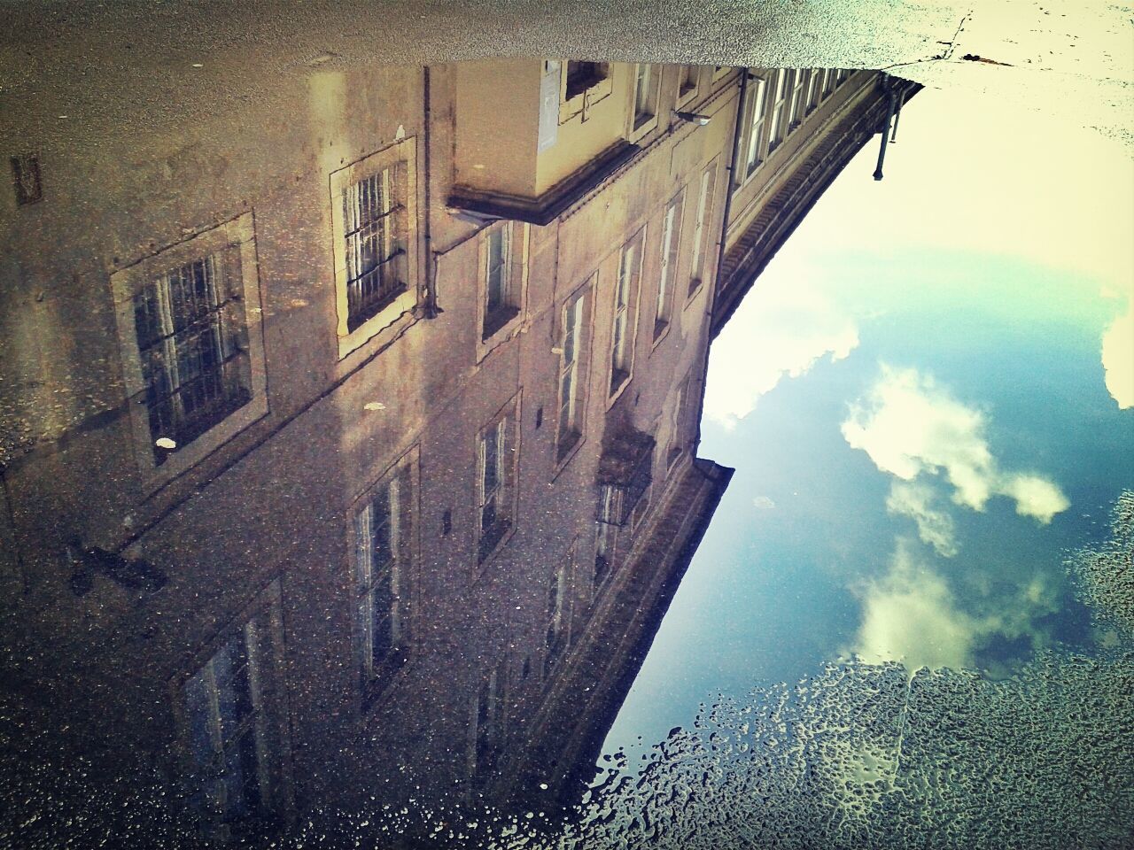 LOW ANGLE VIEW OF BUILDINGS AGAINST SKY