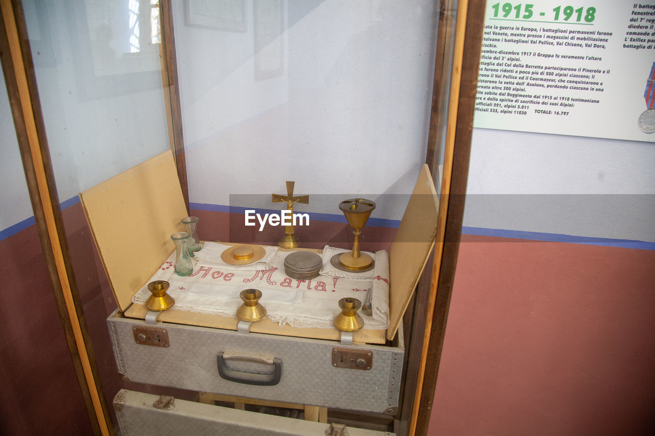 HIGH ANGLE VIEW OF TELEPHONE BOOTH ON WALL