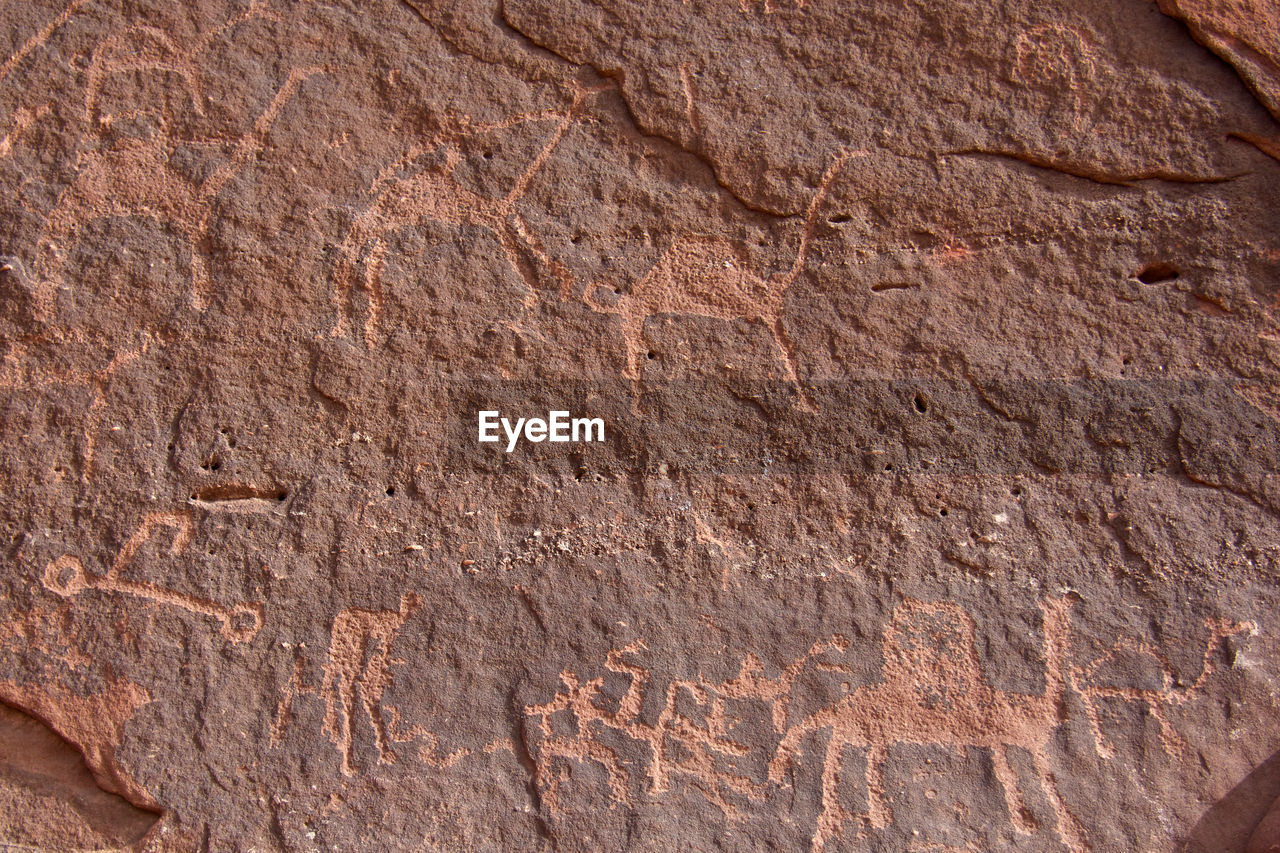 CLOSE-UP OF ROCK ON STONE