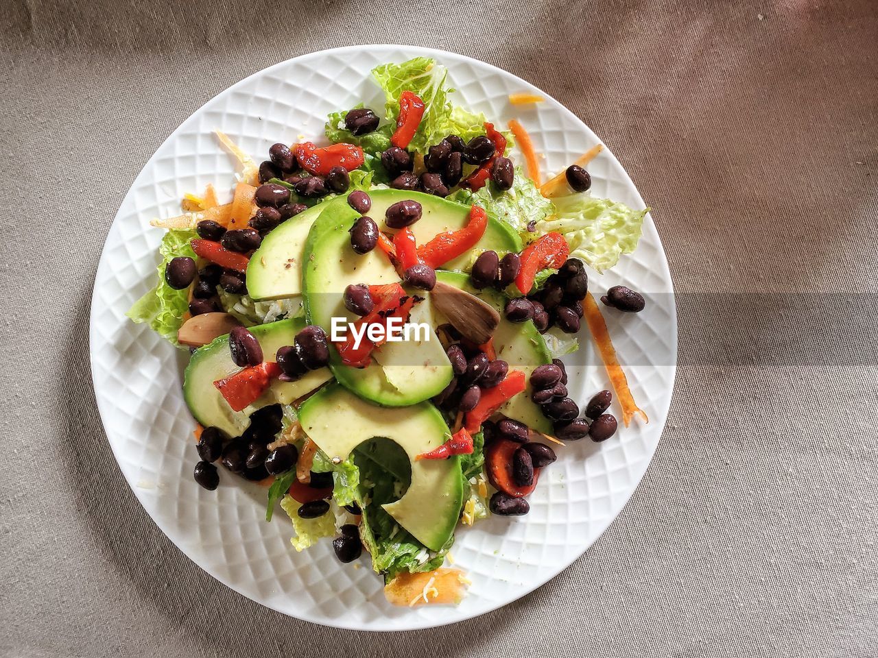 HIGH ANGLE VIEW OF SALAD SERVED IN PLATE