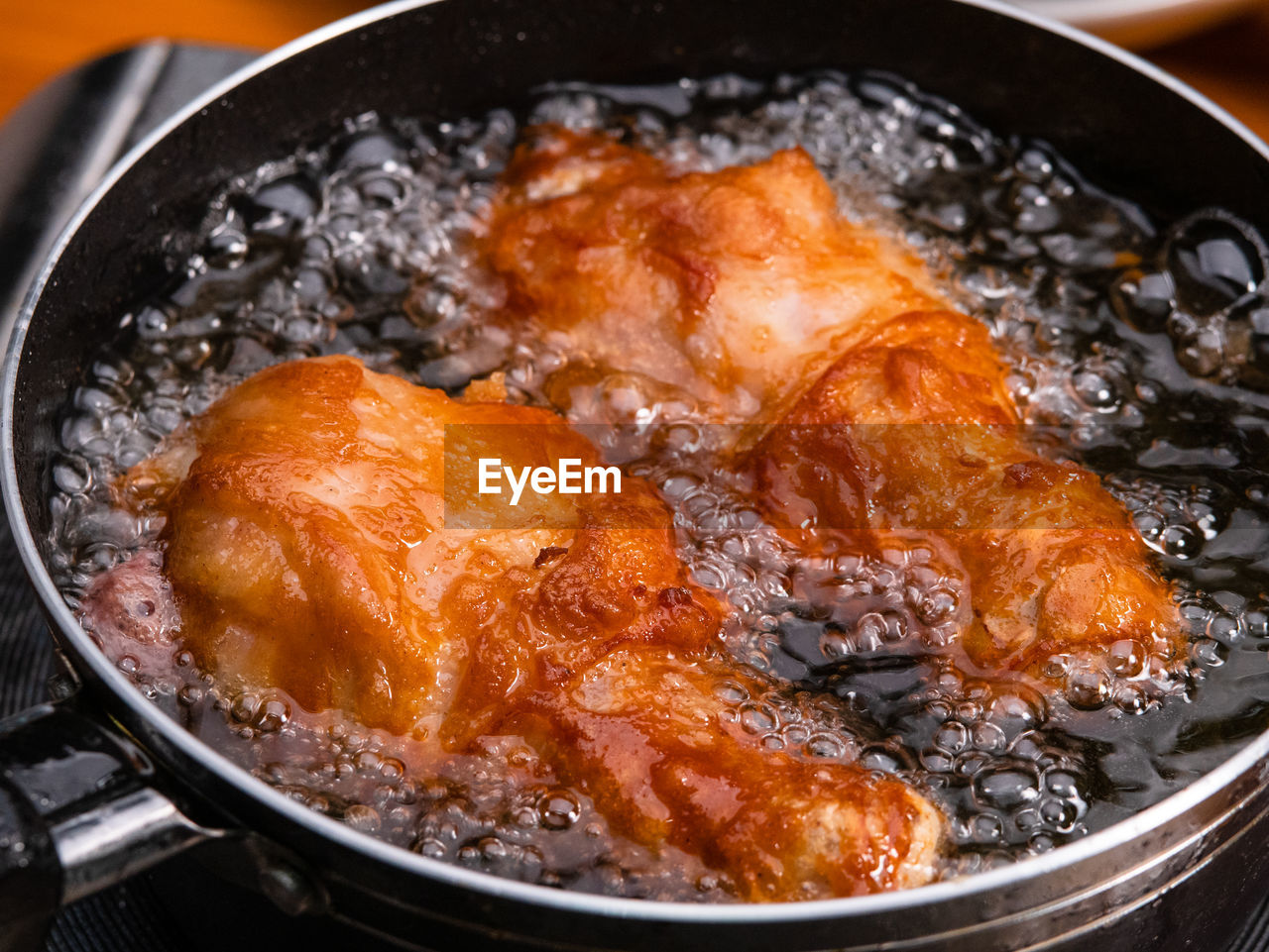 HIGH ANGLE VIEW OF MEAT IN PAN