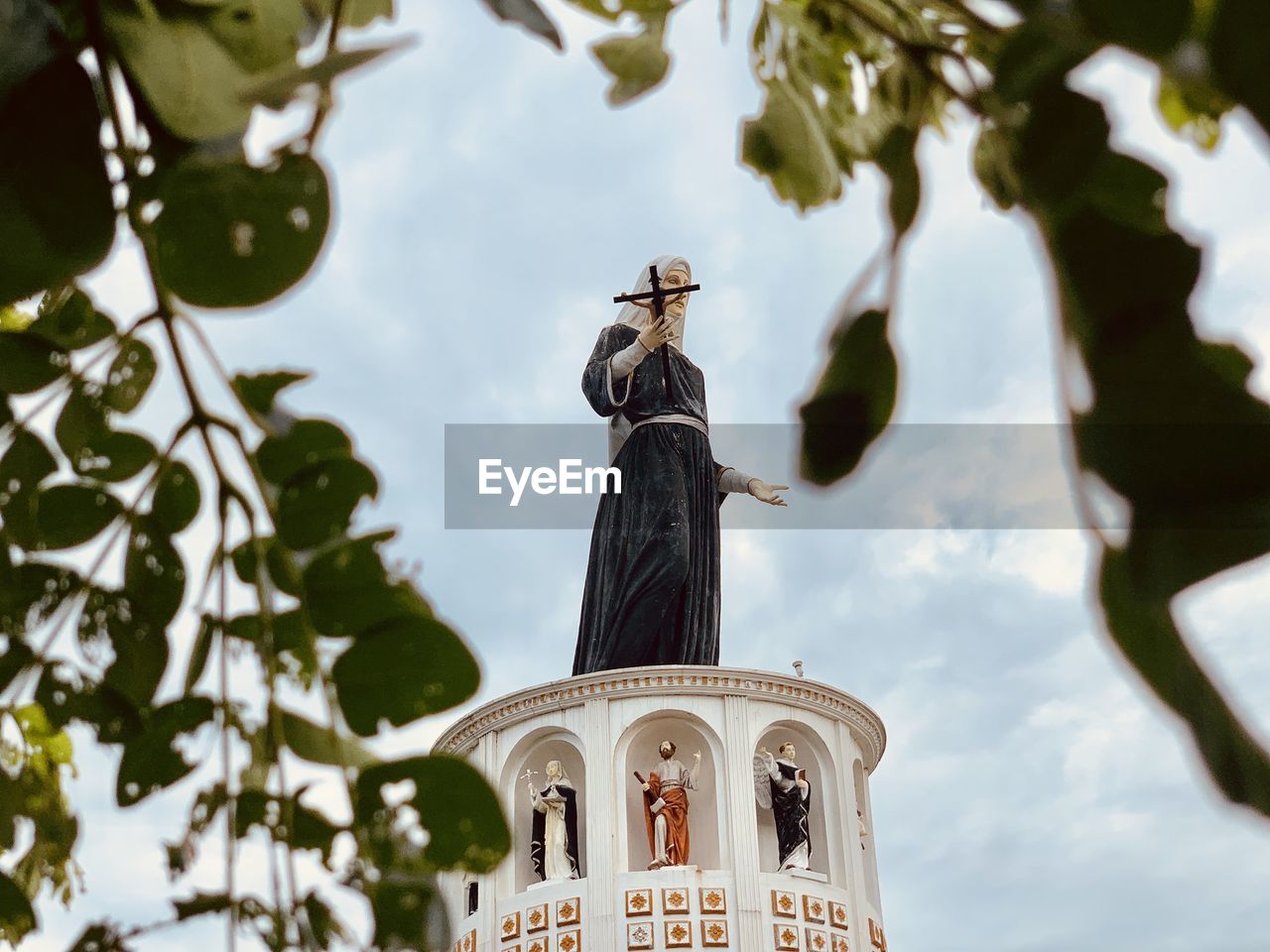 LOW ANGLE VIEW OF STATUE OF BUILDING