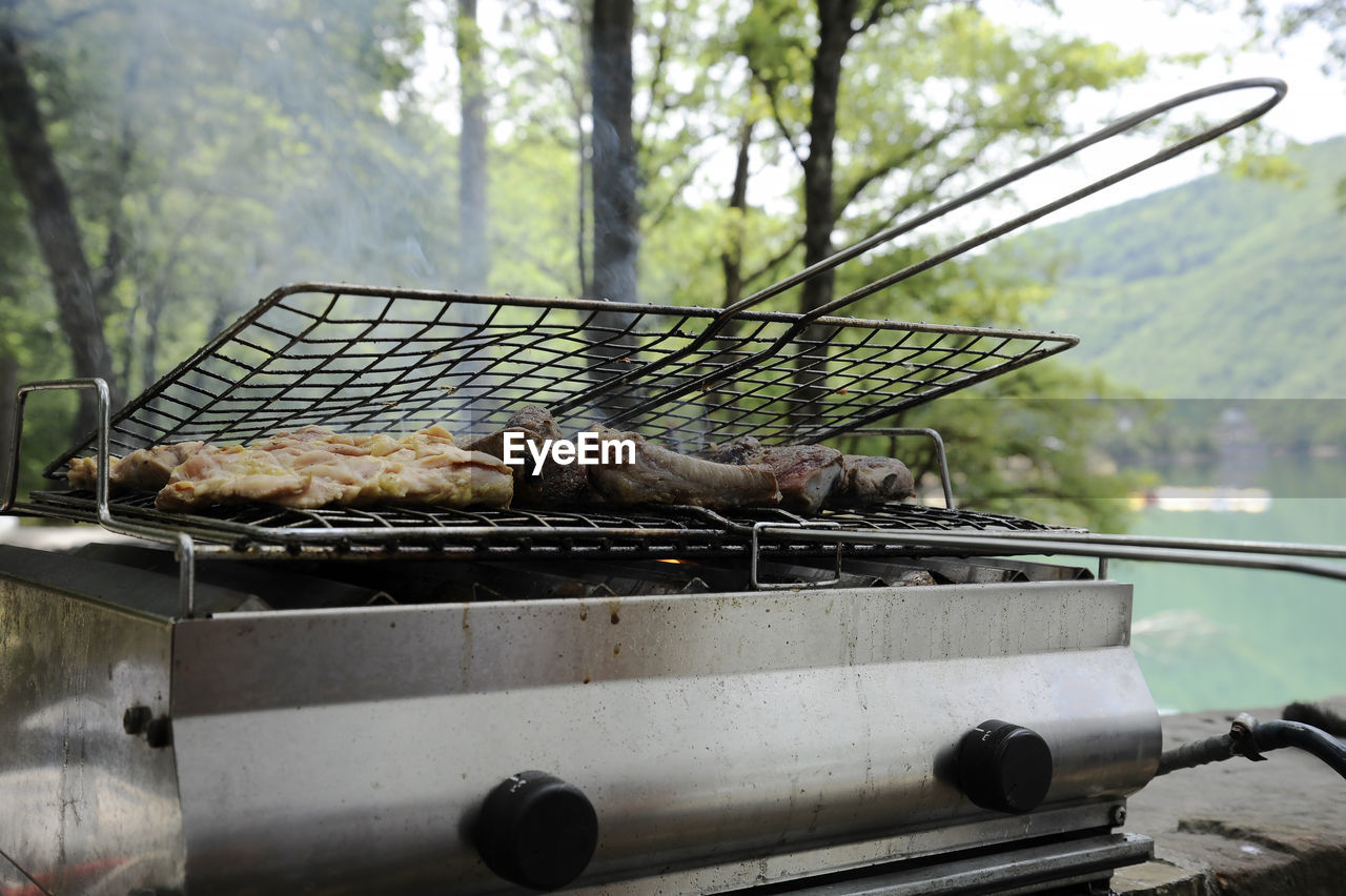 METAL STRUCTURE ON BARBECUE GRILL AGAINST SKY
