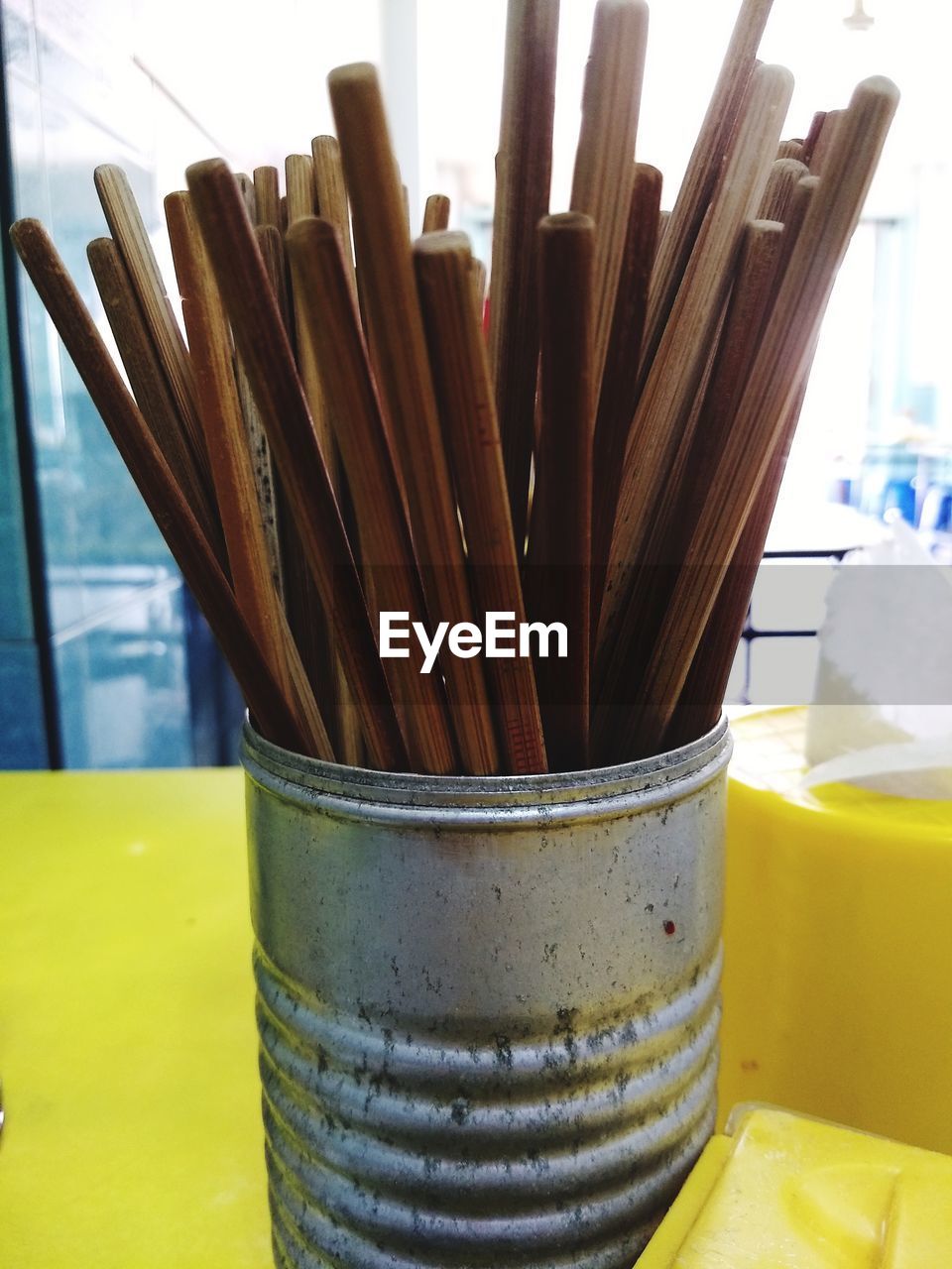 CLOSE-UP OF PAINTBRUSHES IN CONTAINER