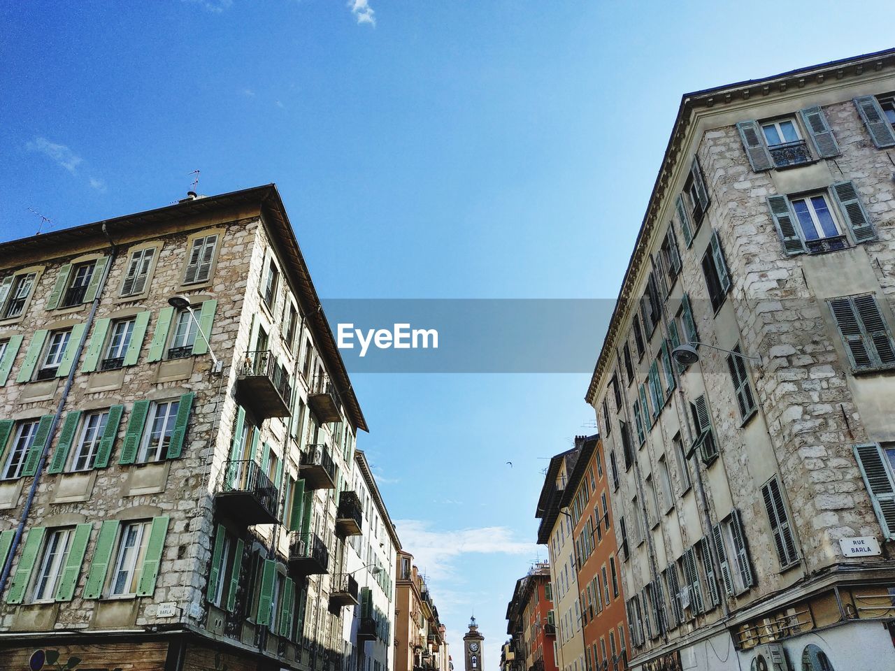 LOW ANGLE VIEW OF BUILDINGS AGAINST SKY