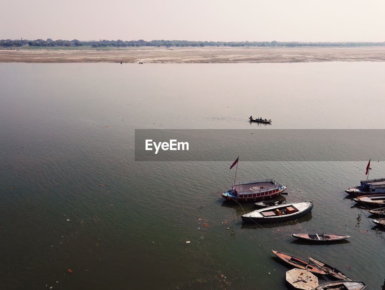 HIGH ANGLE VIEW OF BOATS IN SEA