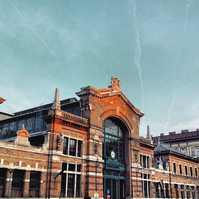 LOW ANGLE VIEW OF BUILDINGS AGAINST SKY