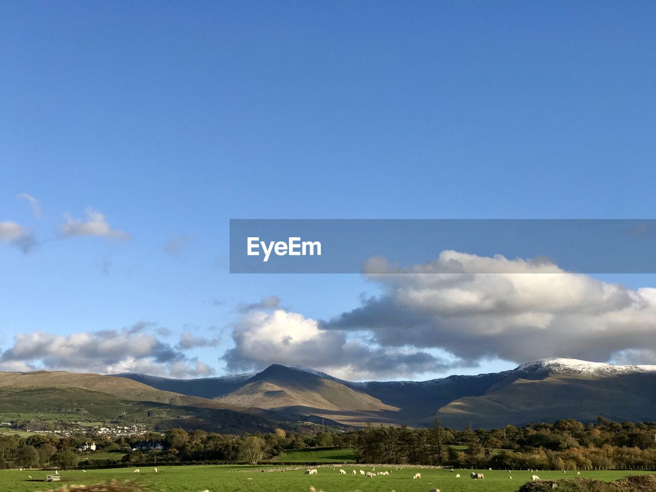 SCENIC VIEW OF LANDSCAPE AND MOUNTAINS AGAINST SKY