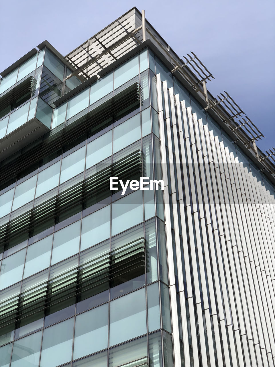 LOW ANGLE VIEW OF BUILDING AGAINST CLEAR SKY