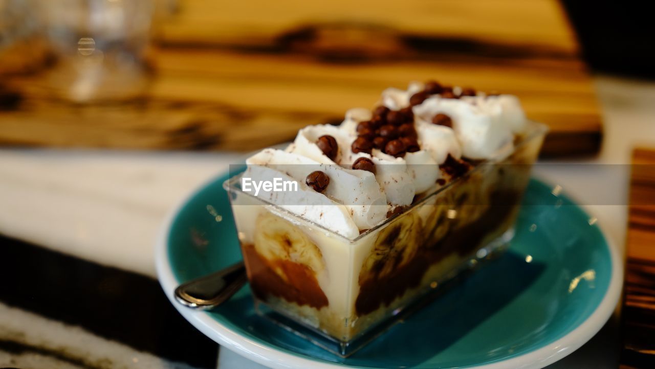 CLOSE-UP OF CAKE ON PLATE