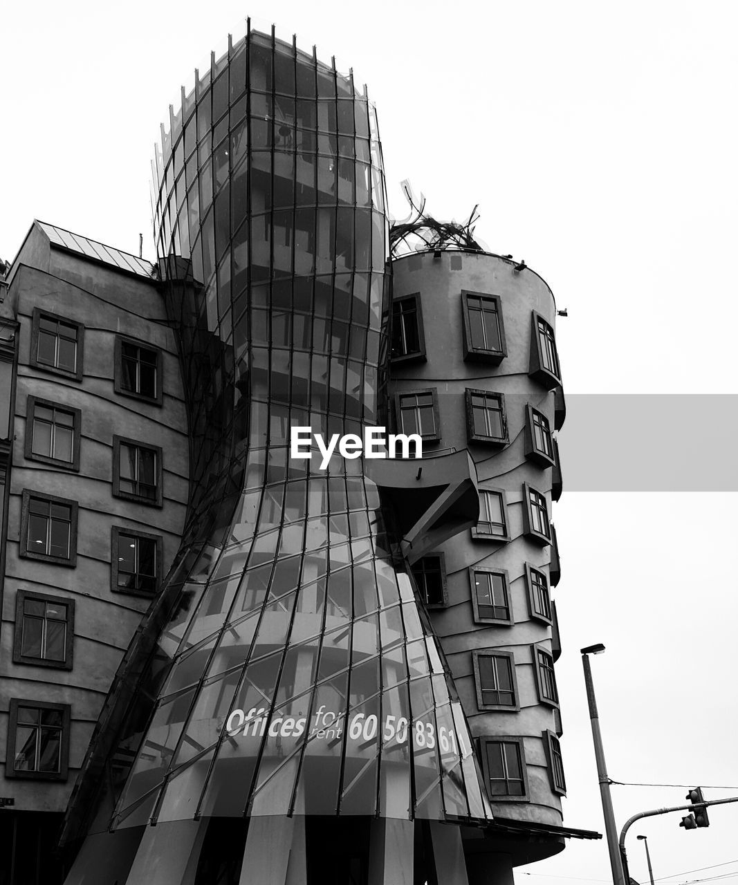 LOW ANGLE VIEW OF BUILT STRUCTURE AGAINST SKY