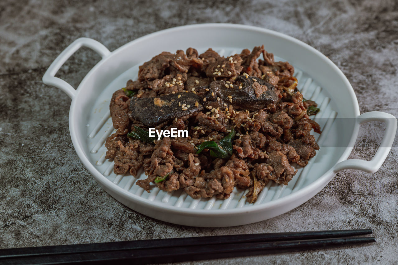 HIGH ANGLE VIEW OF FOOD SERVED IN BOWL