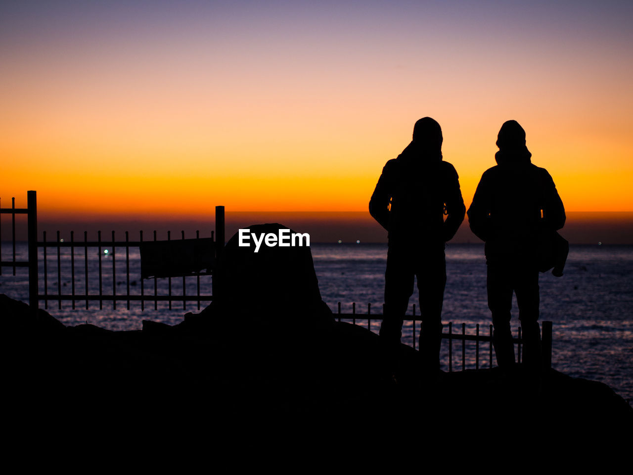 SILHOUETTE COUPLE ON BEACH DURING SUNSET