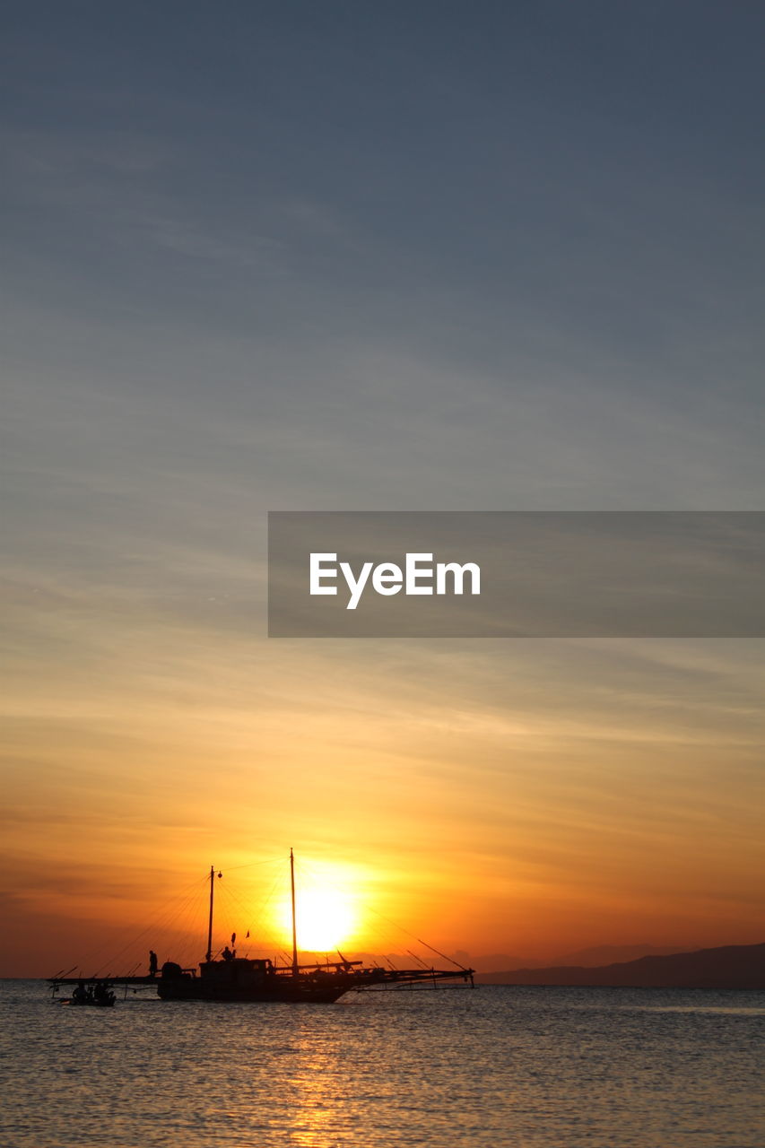 SAILBOATS IN SEA AGAINST SKY DURING SUNSET