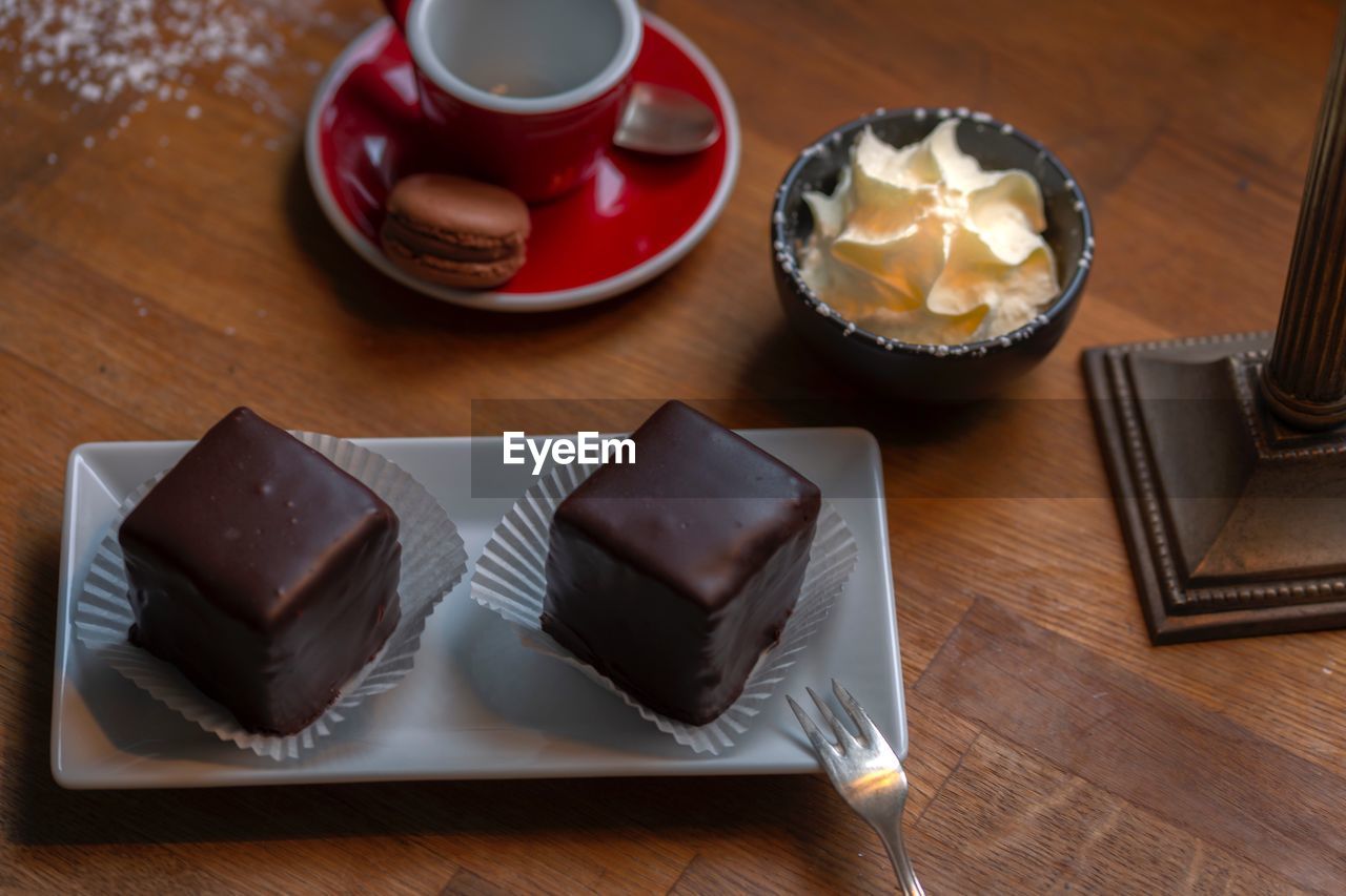 HIGH ANGLE VIEW OF COFFEE AND CAKE ON TABLE