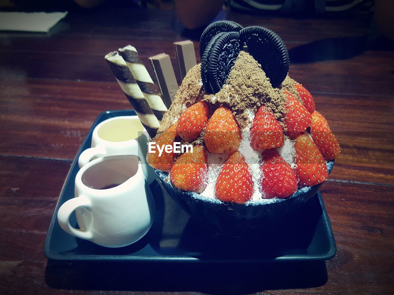 CLOSE-UP OF ICE CREAM AND DESSERT ON TABLE