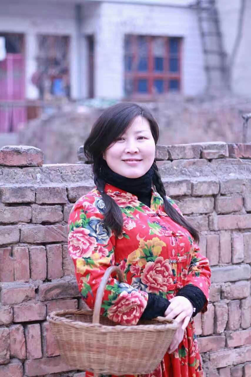 PORTRAIT OF SMILING YOUNG WOMAN WITH FLOWERS