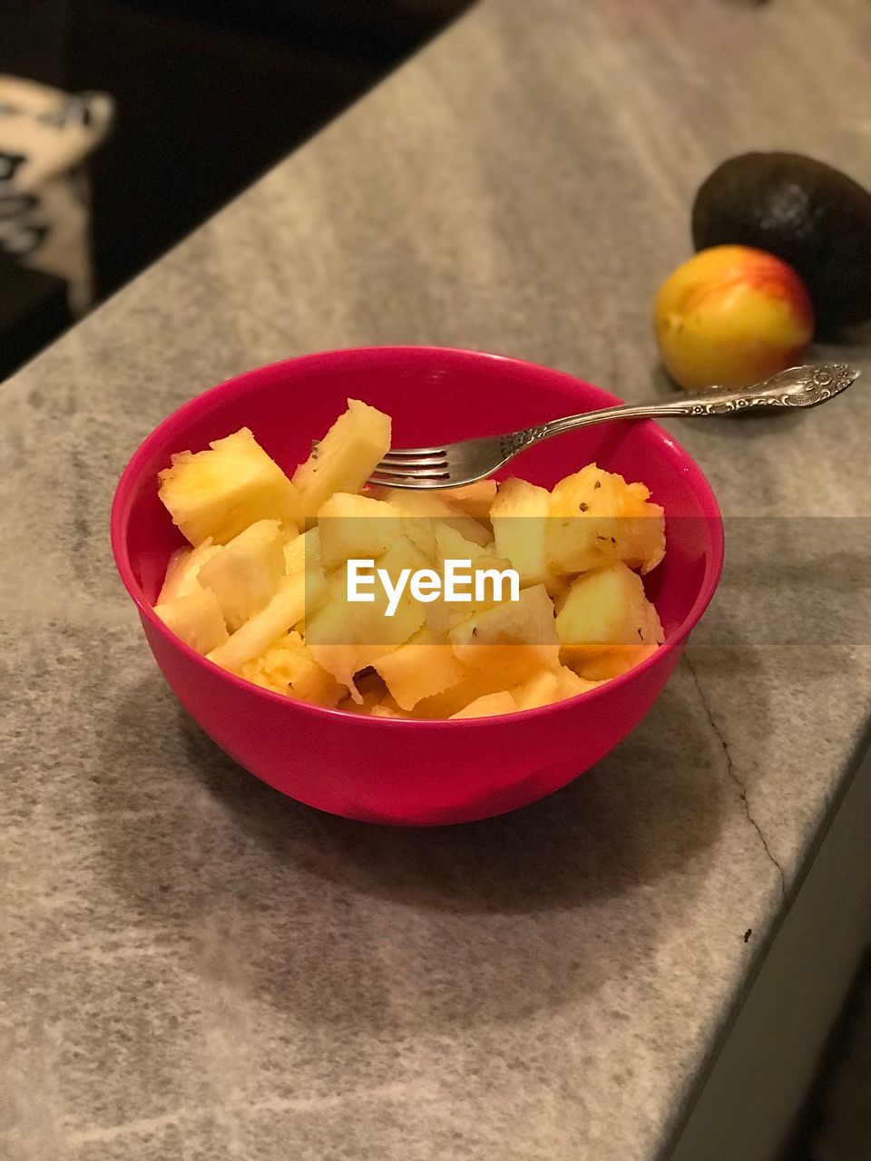 CLOSE-UP OF FRUIT SALAD IN BOWL