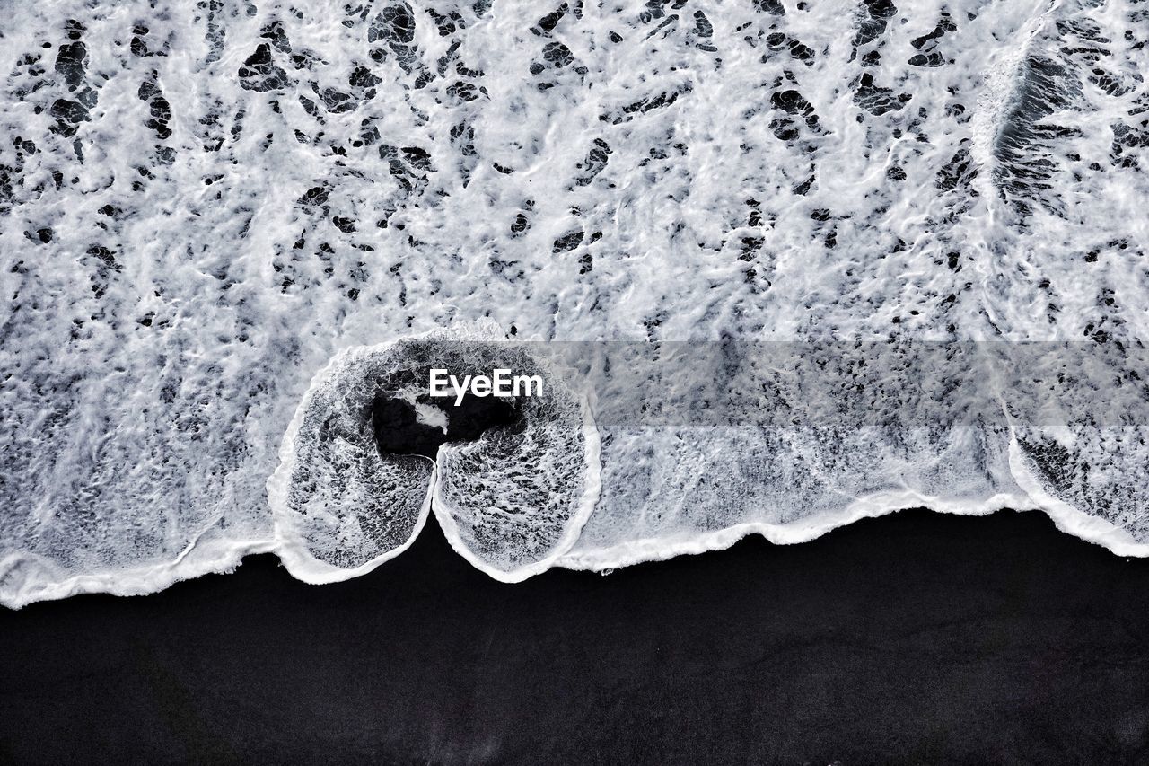 CLOSE-UP OF SNOW ON ROCKS