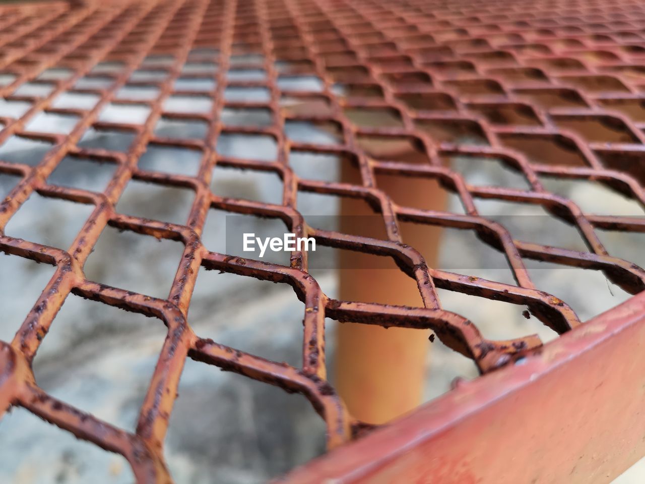 FULL FRAME SHOT OF PATTERNED ROOF