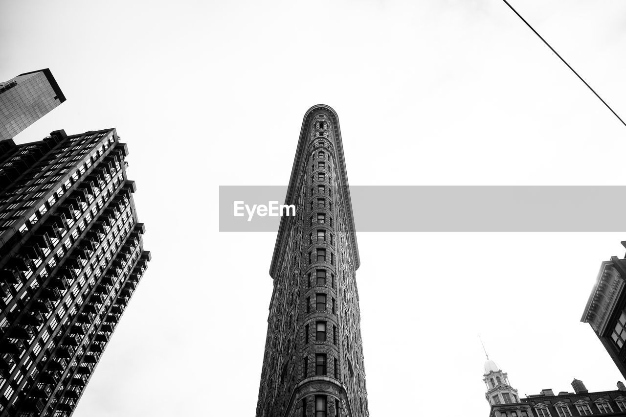 LOW ANGLE VIEW OF BUILDINGS IN CITY AGAINST SKY