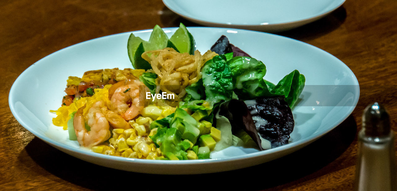 HIGH ANGLE VIEW OF FOOD IN PLATE