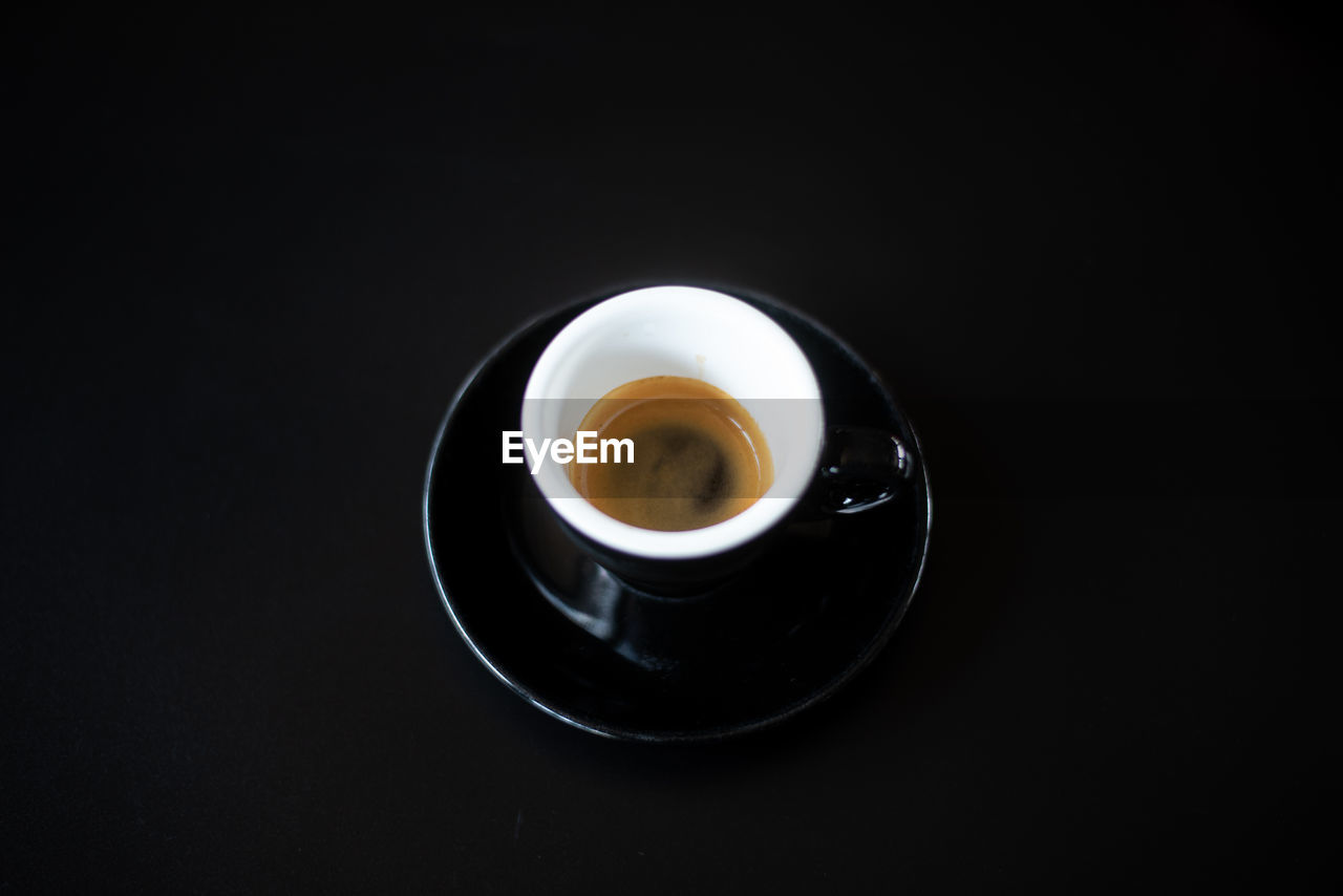 CLOSE-UP OF COFFEE OVER BLACK BACKGROUND