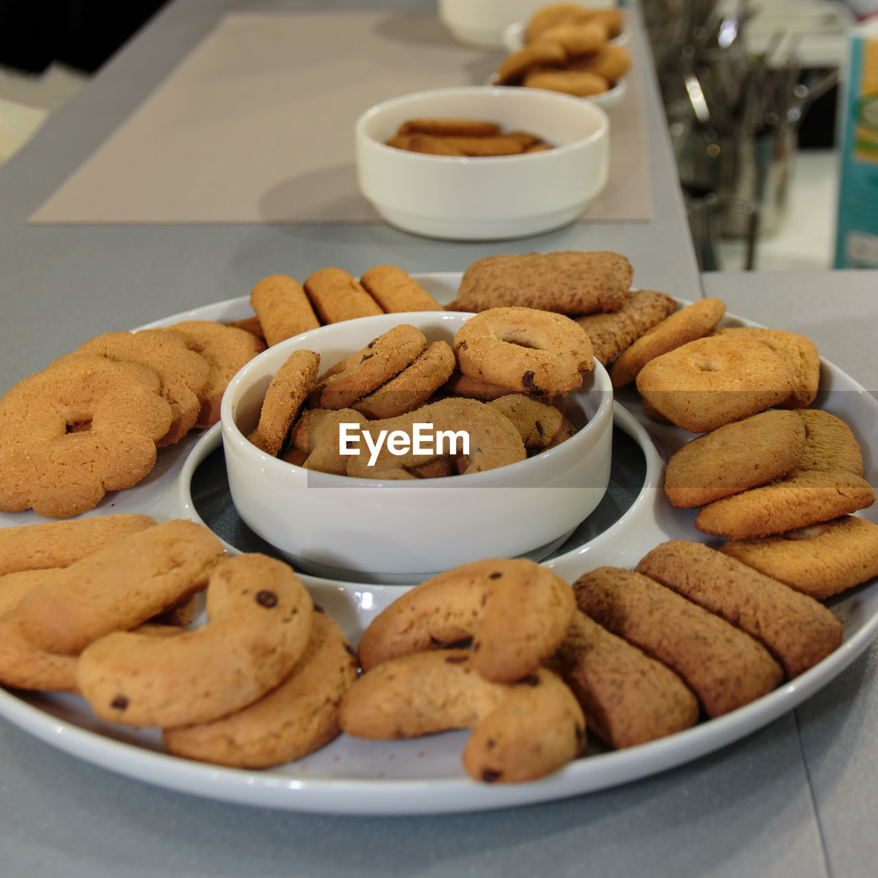 CLOSE-UP OF COOKIES IN BOWL ON TABLE