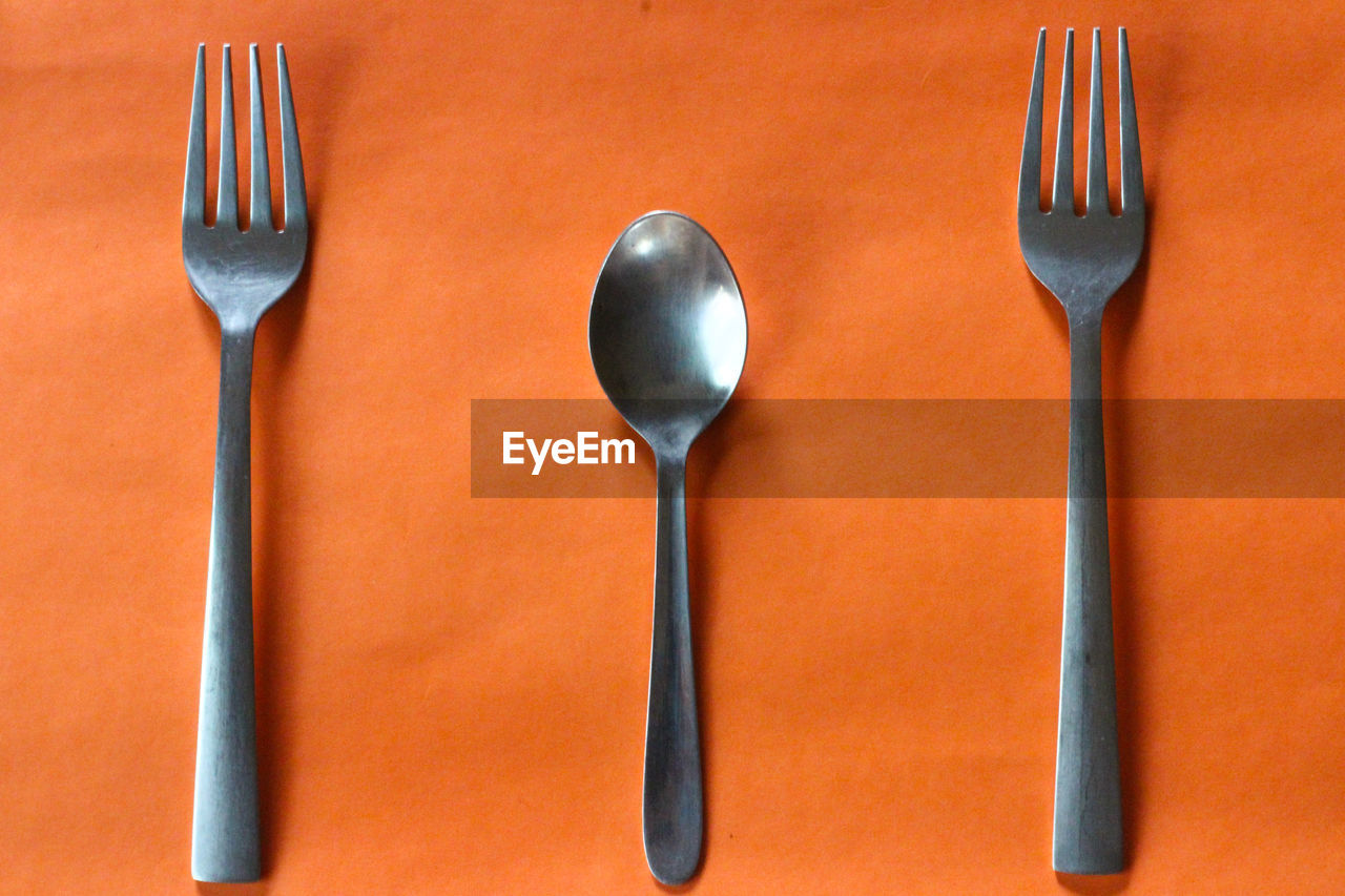 DIRECTLY ABOVE SHOT OF FORK AND SPOON ON TABLE