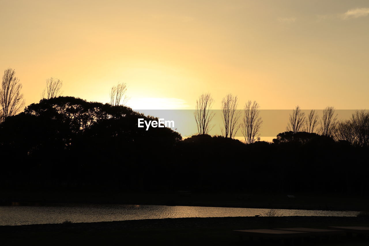 SCENIC VIEW OF LAKE AGAINST SKY DURING SUNSET